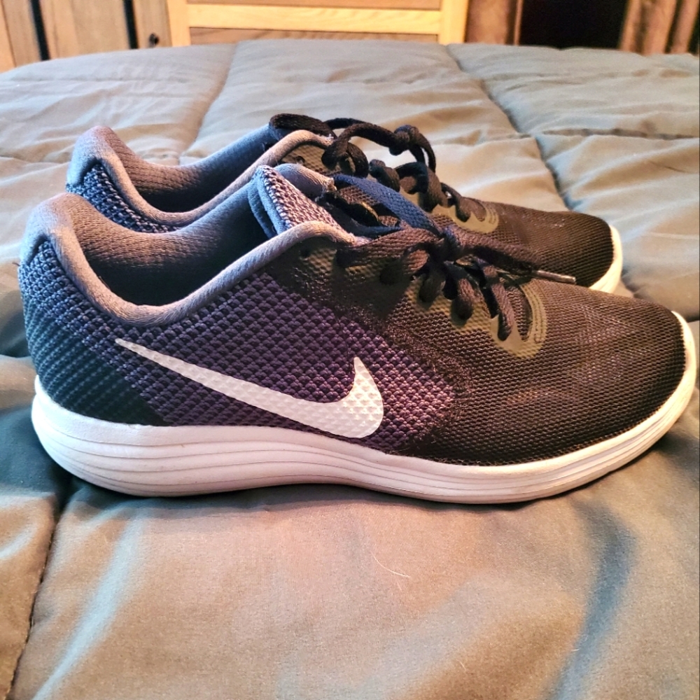 Women's Nike Revolution sneakers. Size 8. Great condition.